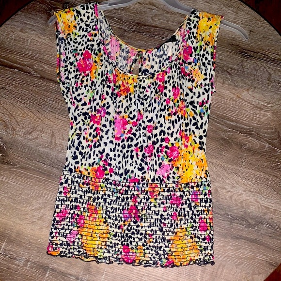 Brand “Body Central” Floral Off the Shoulder T-Shirt Slit in Back Very Cute. - Picture 1 of 3